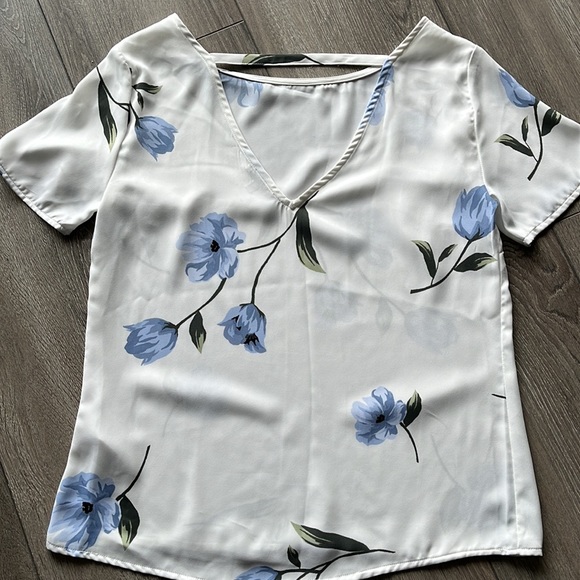 DYNAMITE | Blue Floral Blouse - Picture 4 of 4